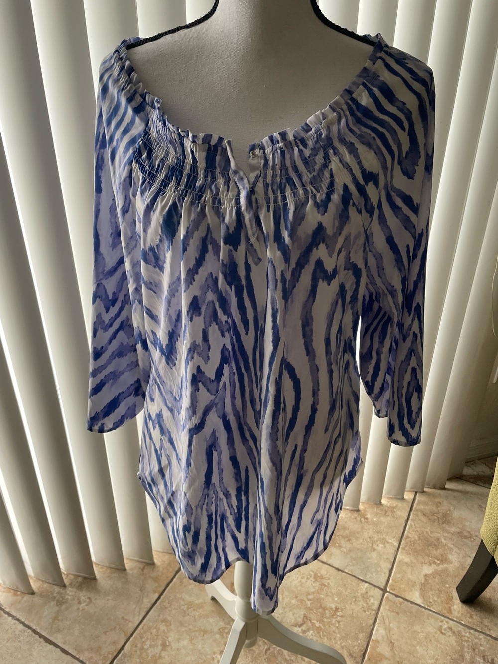 Chicos 3/4 sleeve rounded hem and ruffled neck closeting with snaps